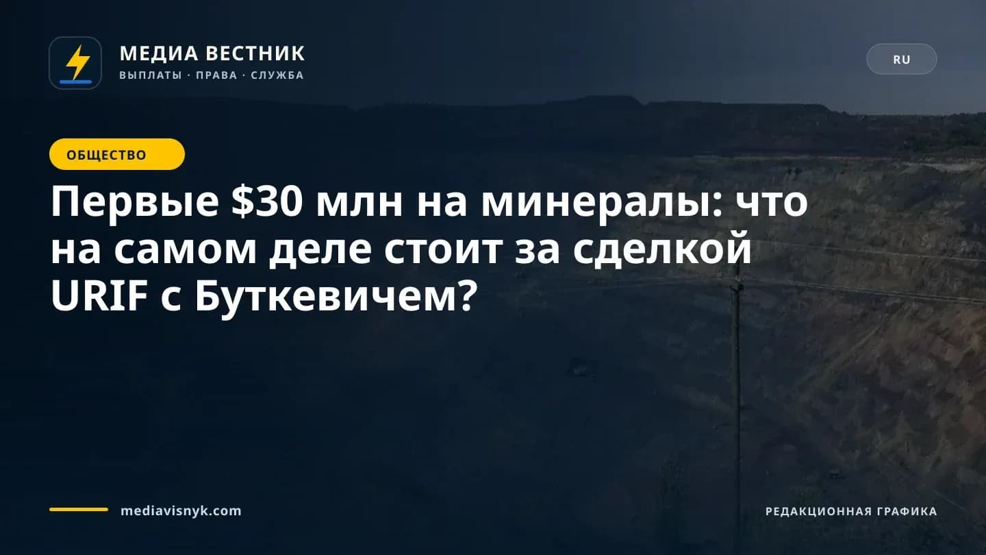 Большой карьер с террасированными разноцветными скальными стенами и извилистыми дорогами виден со смотровой площадки; на переднем плане деревянный столб линии электропередачи с проводами, а на нижних уступах видны небольшие транспортные средства.