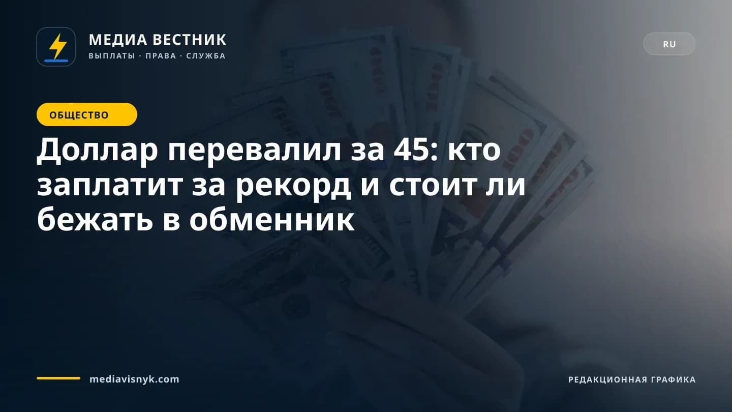 Рука держит веером банкноты номиналом 100 единиц перед размытым лицом человека, закрывая его на однотонном светлом фоне.