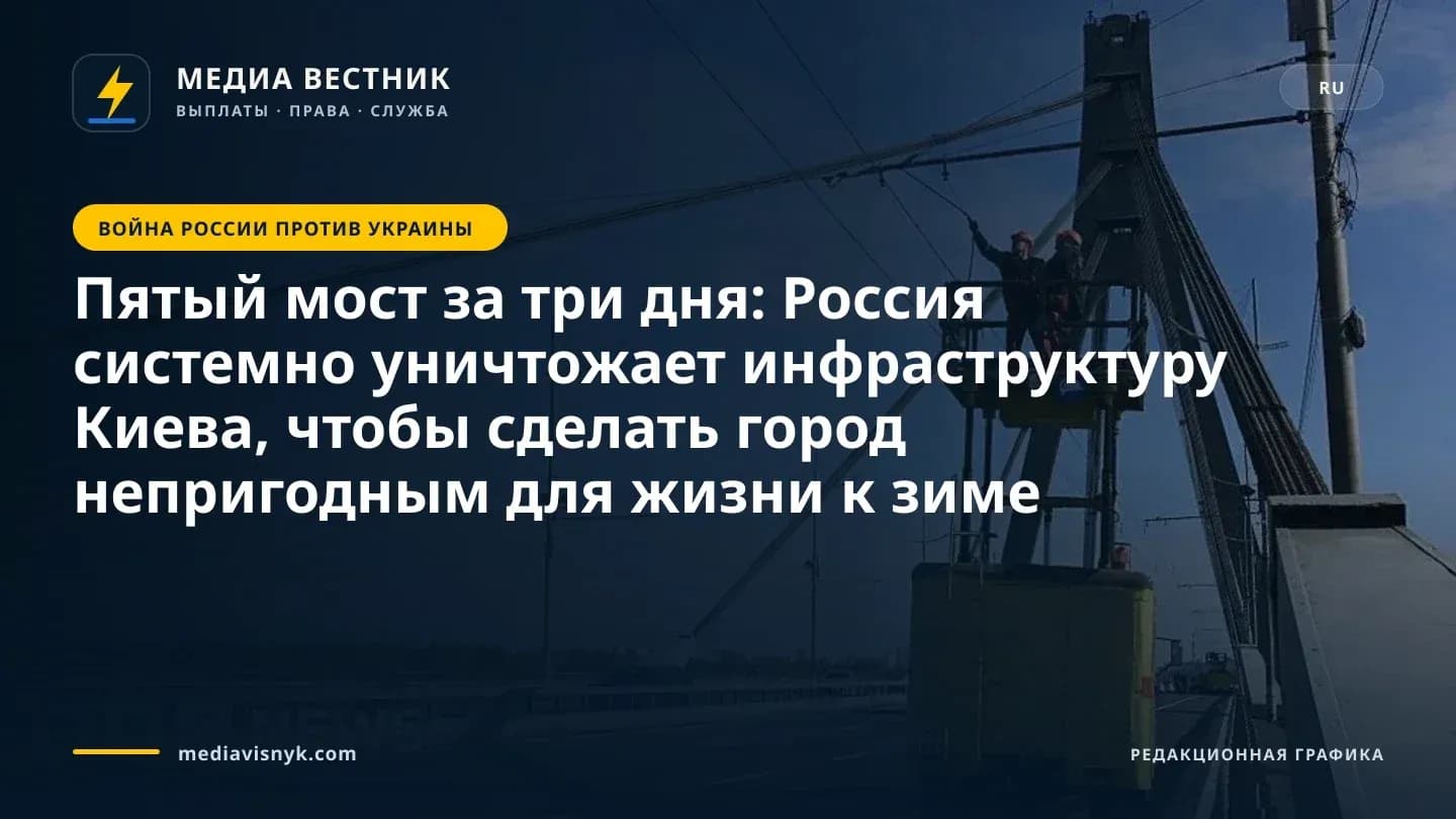 Двое рабочих в оранжевых касках стоят на поднятой жёлтой платформе спецтехники на вантовом мосту, один тянется к кабелям над головой, рядом дорога, автомобили и высокий пилон на фоне голубого неба.