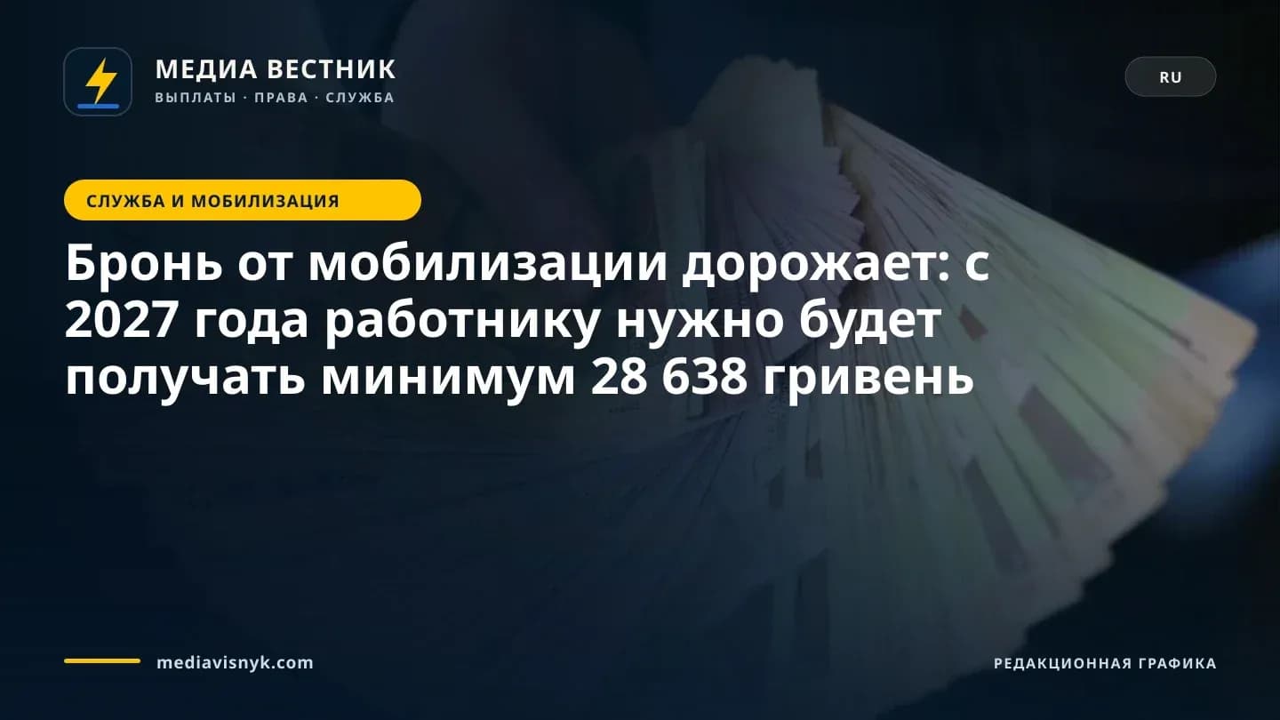 Рука веером держит большую пачку разноцветных банкнот, в том числе жёлтую купюру номиналом 100 с портретом, на тёмном фоне.