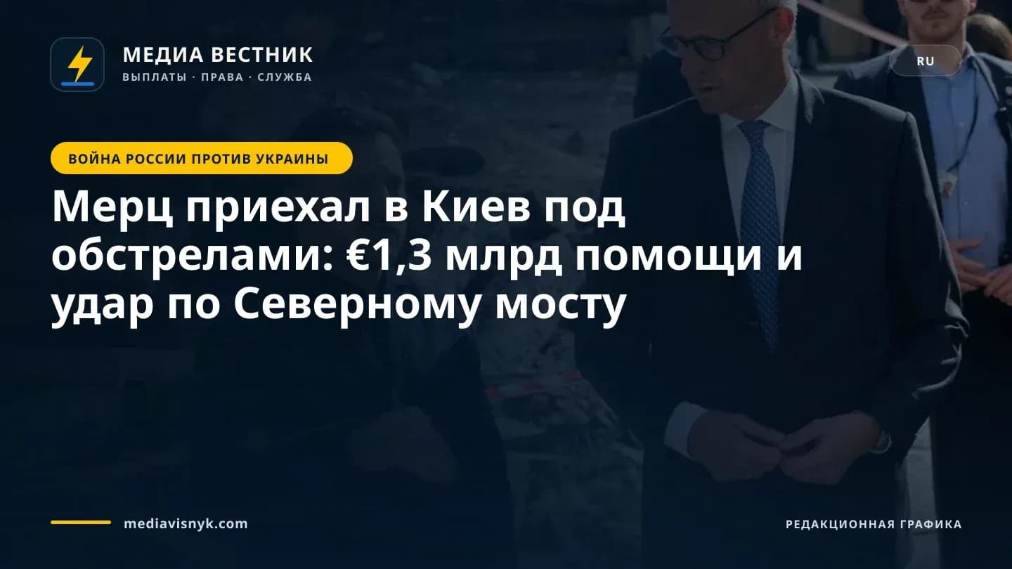 Двое мужчин в тёмной одежде стоят на улице среди обгоревших обломков и руин, через место события натянута красно-белая лента; мужчина слева жестикулирует рукой, а мужчина справа, в очках и синем галстуке, смотрит на него, на фоне видны другие люди.