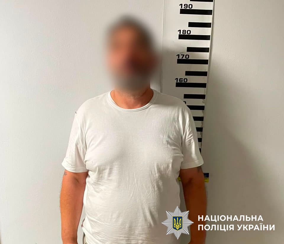 В Киеве соседа подозревают в краже сейфа на 2 млн грн: его закопали в лесу